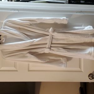 EXCELLENT NEW CONDITION ladies robe